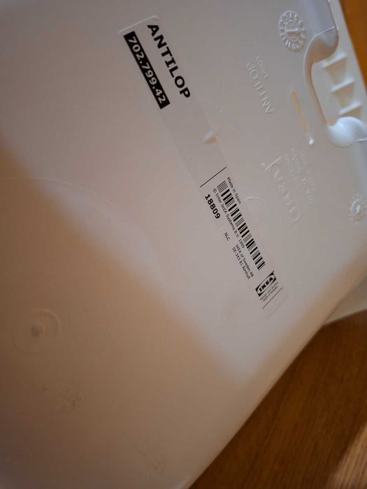 Cadeira IKEA ANTILOP com almofada redutora e apoio de pés