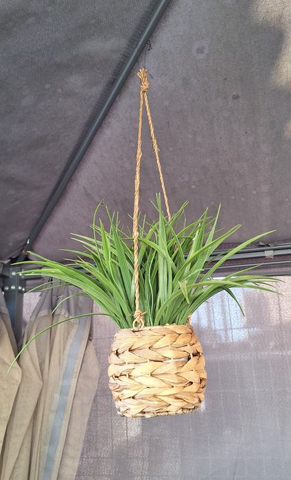 Flor artificial com cesto