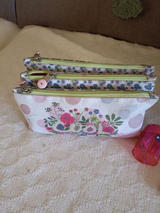 Conjunto composto por: mochila e estojo