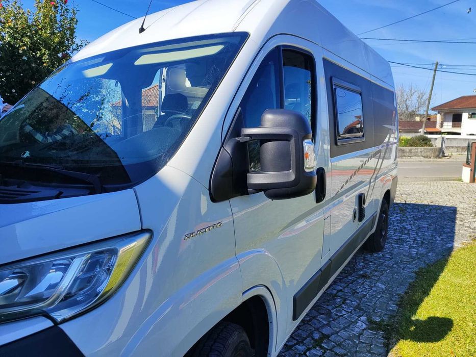 Campervan moderna e compacta e bem equipada – liberdade total para 4 pessoas