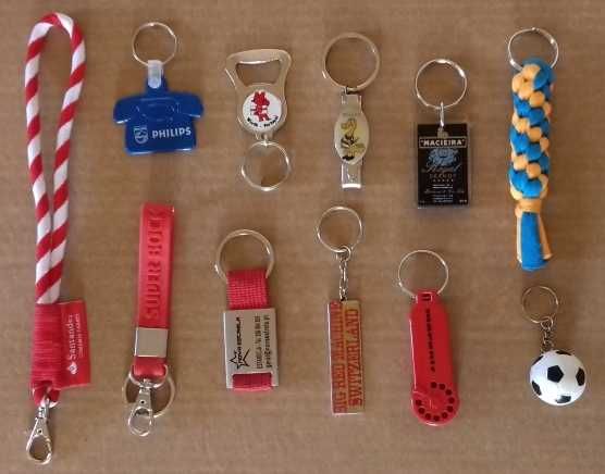 Colecções : postais, canetas, crachás, porta-chaves