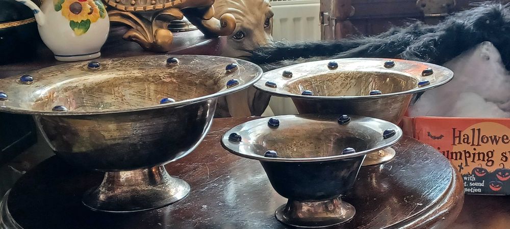 Zestaw trzech indyjskich mis dekoracyjnych, mosiądz wysadzany kobaltowym szkłem, Made in India, lata 70.–90. XX wieku