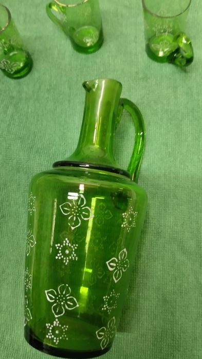 Jarra e três copinhos de licor