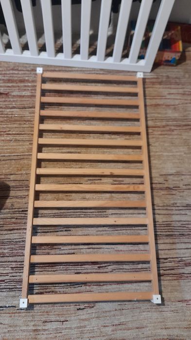 Cama de bebé em madeira