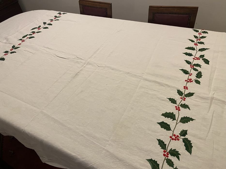 Toalha em linho com bordados de motivos natalicios