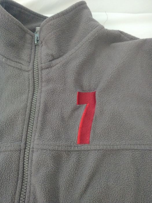 szary polar M z naszytą liczbą 7
