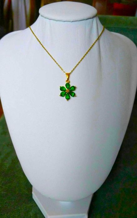 Colar Aço Dourado c/ Flor de Cristais Verde NOVO