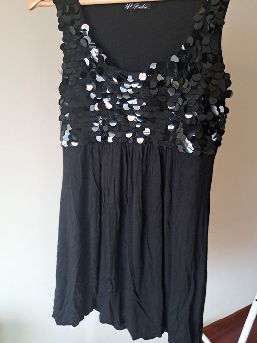 Vestido preto em malha fina e lantejoulas