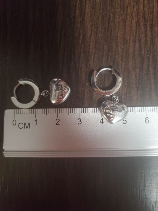 Продам новые золотые серьги проба золота 750