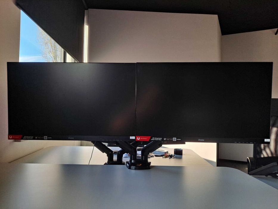 Zestawy monitorów na uchwycie do biurka: 2x Iiyama lub LG + Philips