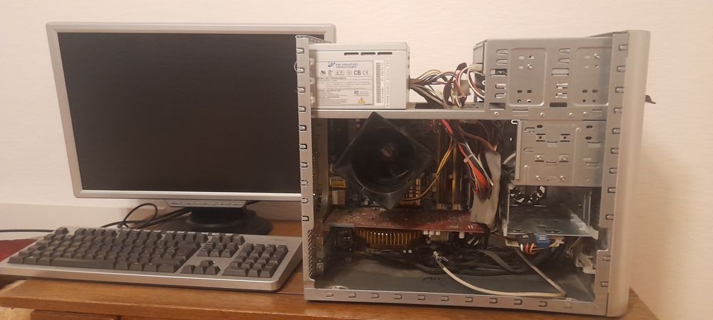 Komputer stacjonarny pc Fujitsu Siemens SCALEO H monitor gnr ts2200w