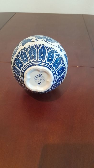 Pequena jarra muito antiga em porcelana oriental.