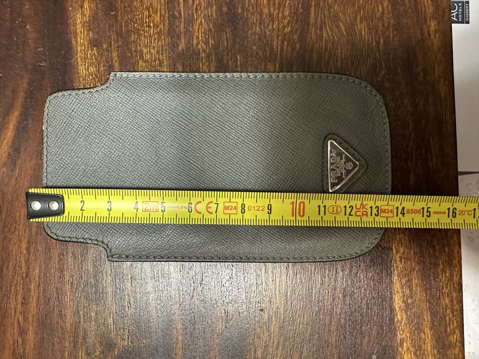 Bolsa em pele cinzenta da Prada