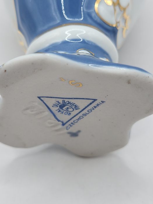 Porcelanowy wazonik Royal Dux