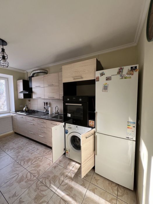 Продаю 3к"чешку" на пл.Победы