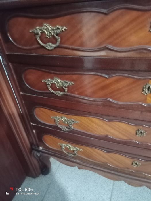 Cómoda muito antiga ( centenária) em ótimo estado.