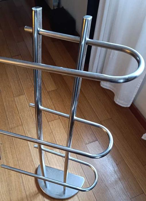 Toalheiro de pé em metal