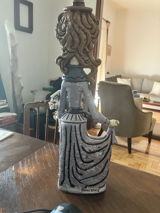 Escultura em Cerâmica Assinada