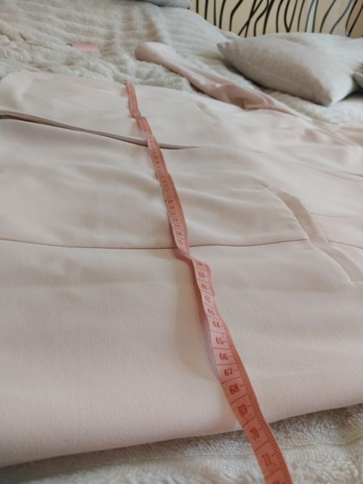 Піджак жіночий пудровий.