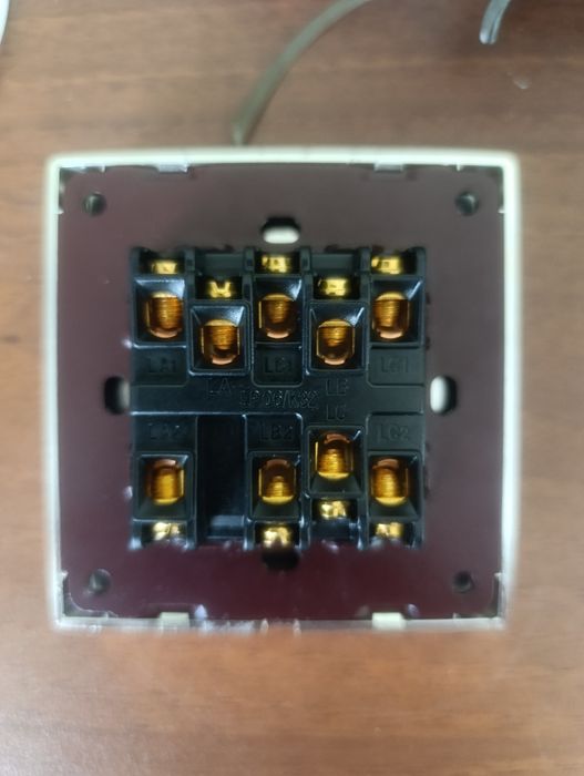 Триключовий вимикач (чорний із золотою рамкою)