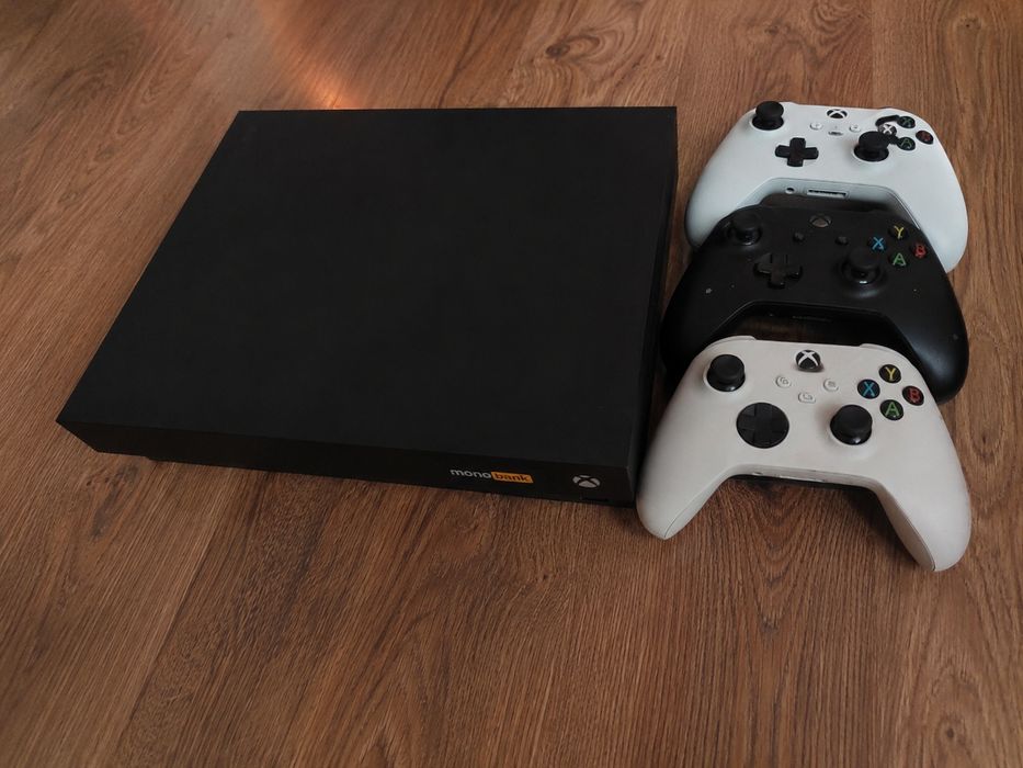 Xbox One X 1TB в отличном состоянии