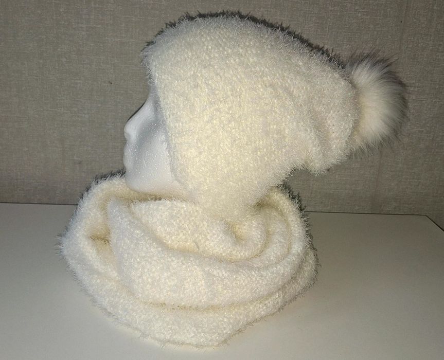 komplet biały kremowy szalik kołnierz + czapka z popmonem