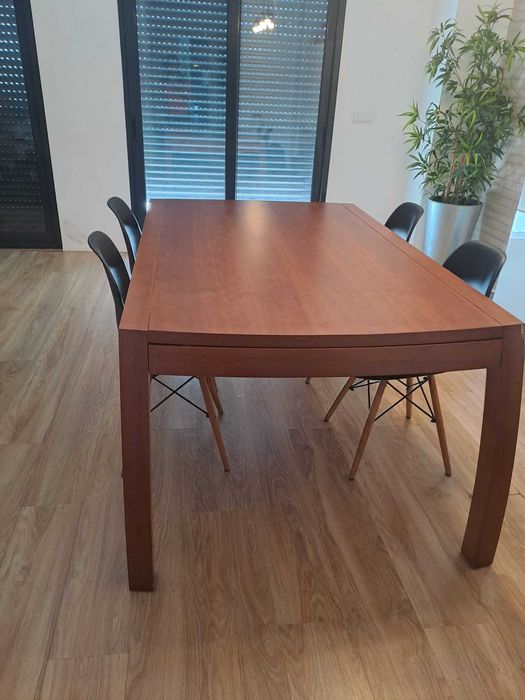 Mesa de sala de refeição, em cerejeira