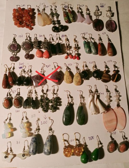 Серьги с натуральными камнями и бижутерия.