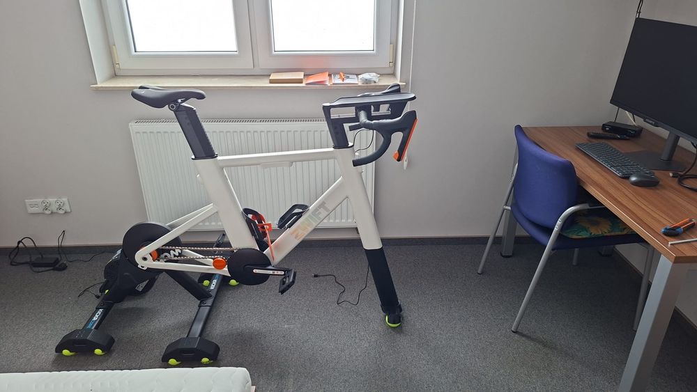 Wahoo Kick Core V2/ Zwift bike/ rocker plate