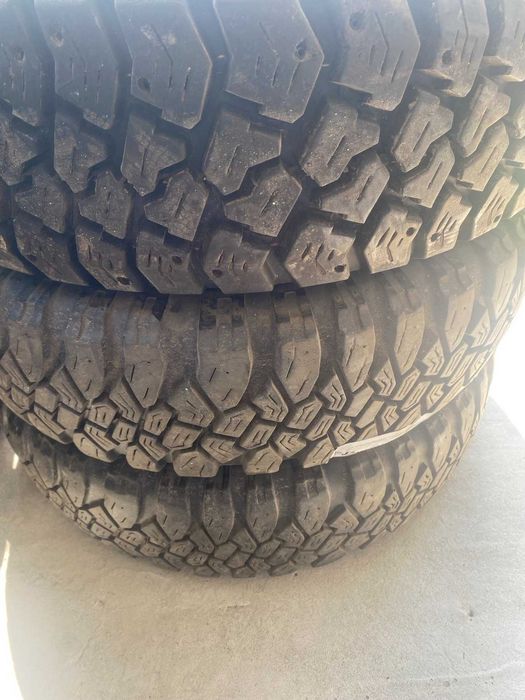 Три болотяні шини LT 245/75 R16