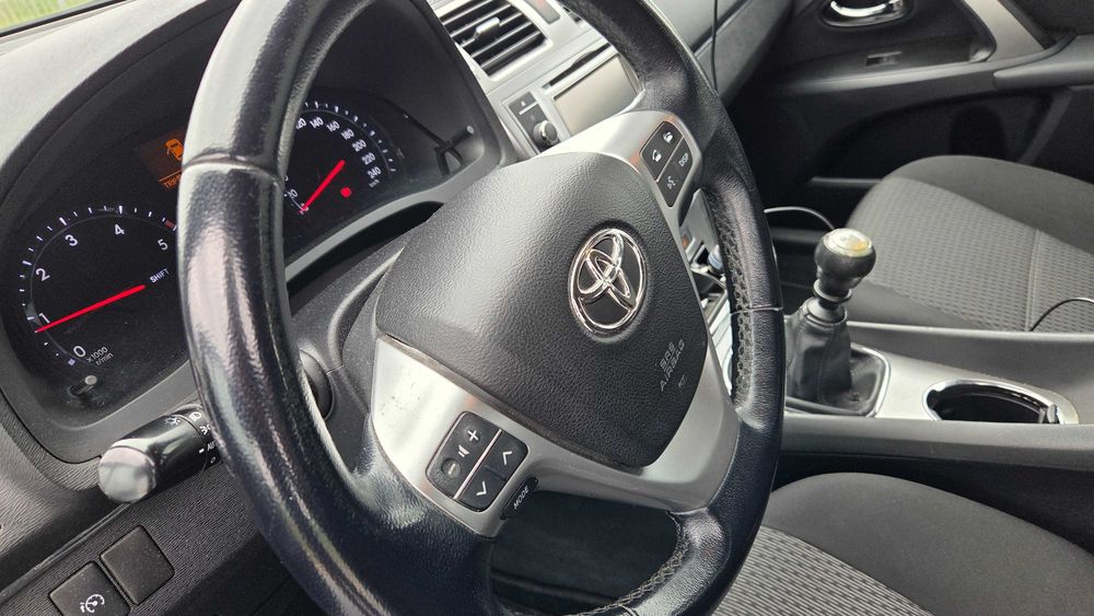 Toyota Avensis 2013 r. kombi 2.0 D-4D