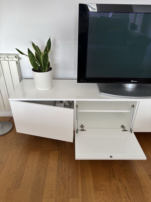 Móvel Aparador Branco Lacado Interdesign 4 portas e pés em inox