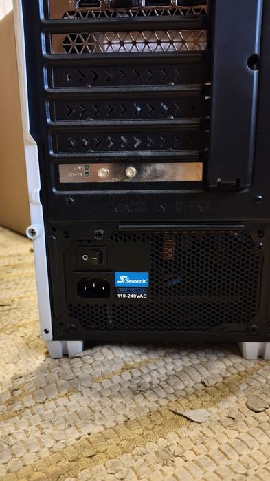 Computador fixo inteiro ou peças