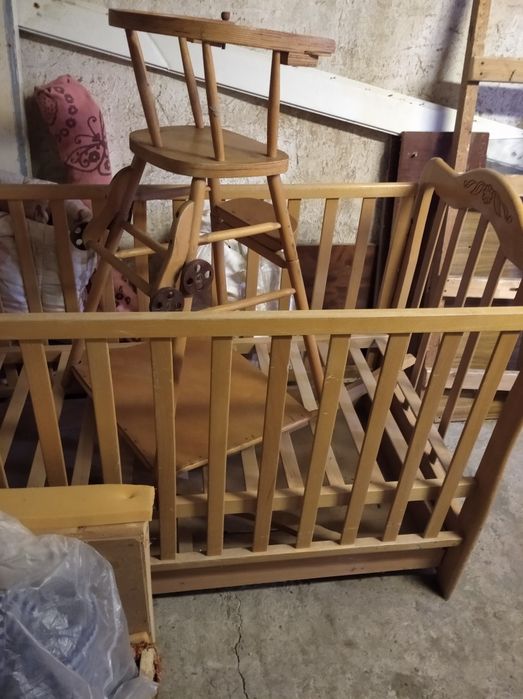 Продам дитяче ліжечко та розкладний столик