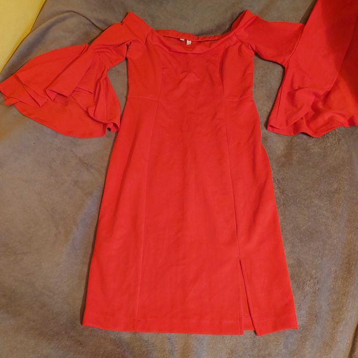 Sukienka  z szerokim rekawem