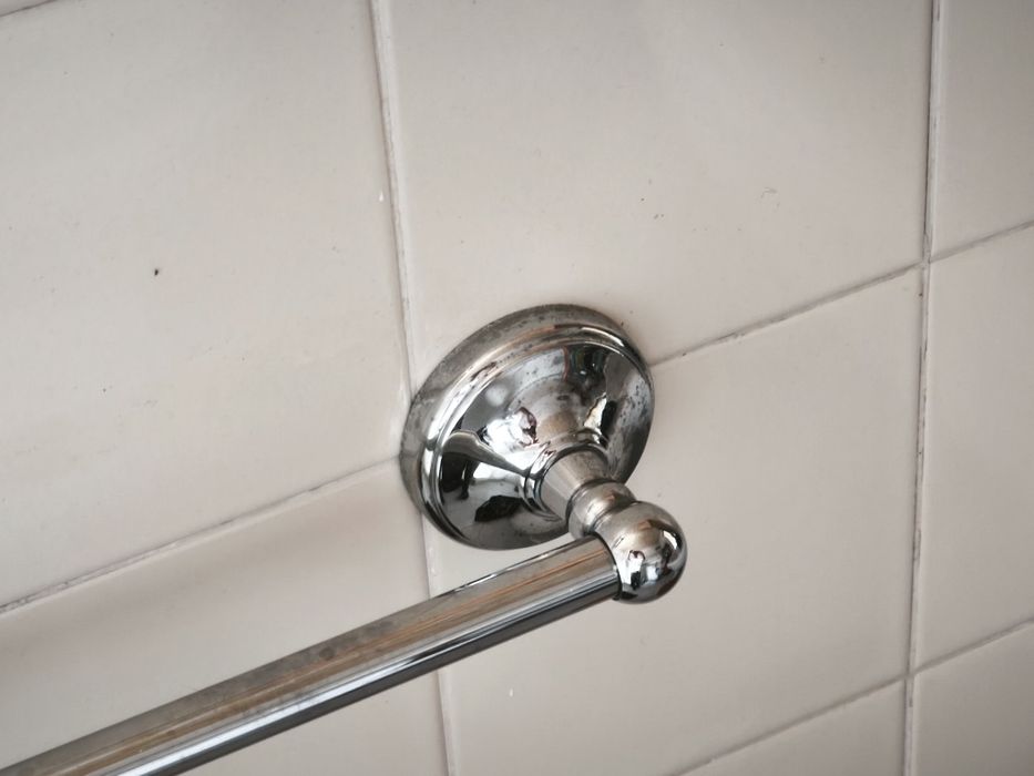 2 Toalheiros + suporte rolo WC