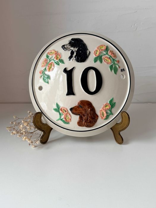 Ceramiczna tabliczka z numerem domu. Tablica adresowa. Spaniel. Adres.