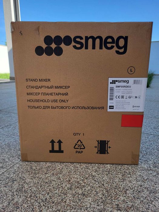 Batedeira SMEG smf05rdeu (vermelha) - nova e selada