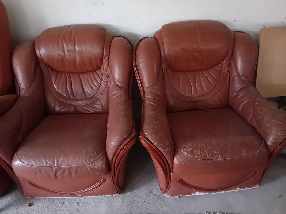 3 Sofás de cabedal antigos
