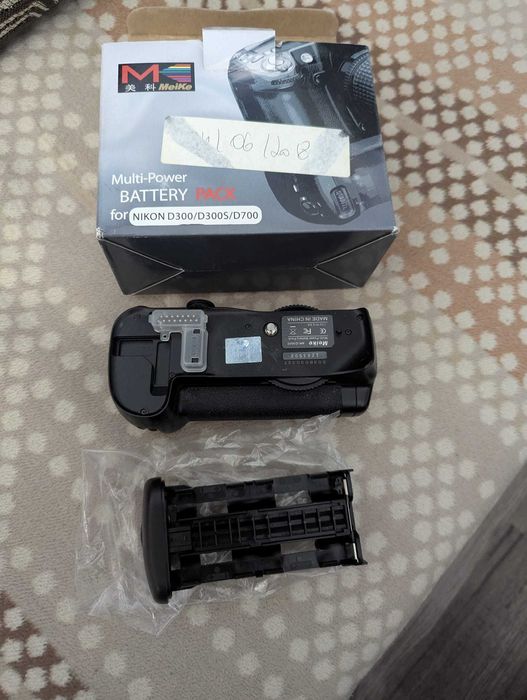 Nikon D300  Battery Grip