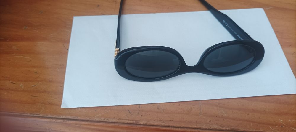 Vendo óculos de sol  pretos da Miu Miu