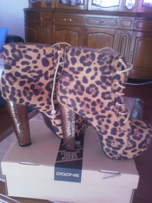 Bota senhora novo na caixa com etiqueta