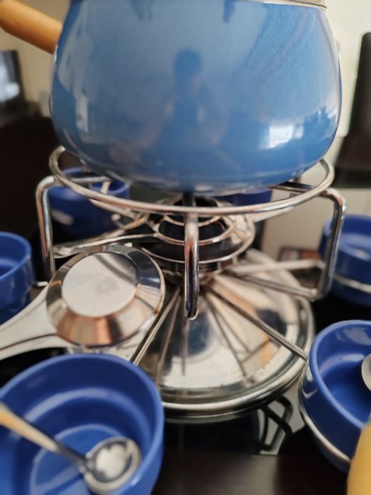 Fondue, taças, espetos e colher para molhos