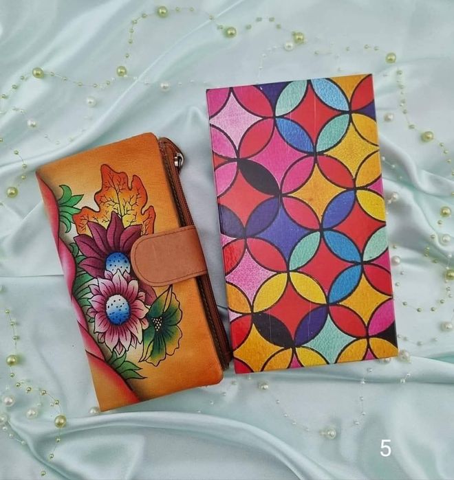 Carteira em pele 
Novo na caixa 
Tamanho 14*10