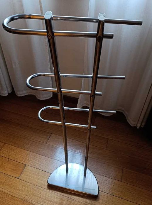 Toalheiro de pé em metal