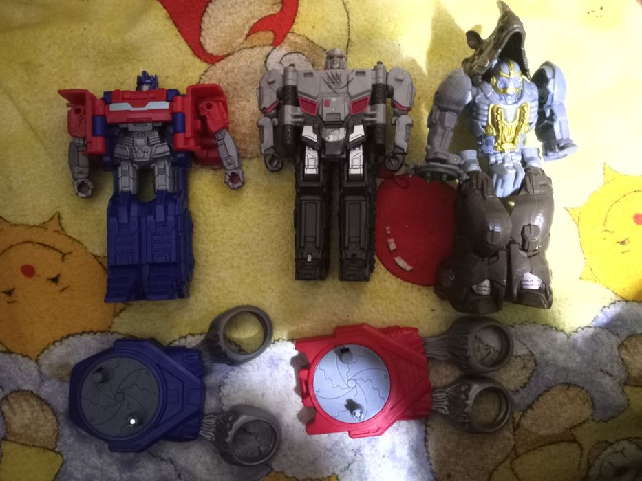 Bonecos Transformers tomy