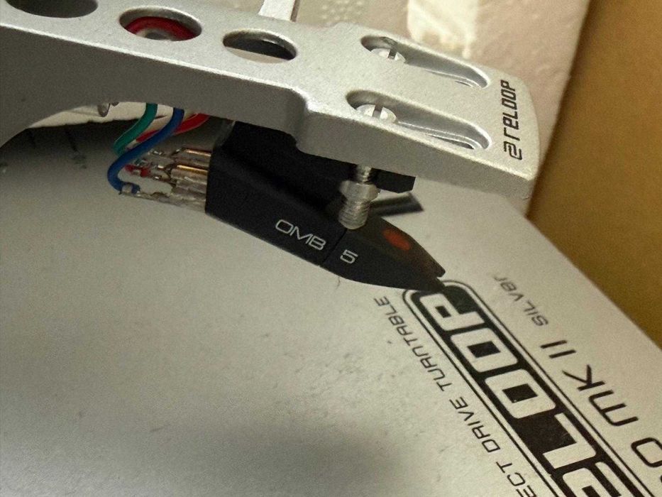 Gira discos Reloop RP-4000 MKII     -     Idade: alguma. Uso: pouco. Está na caixa há anos.
