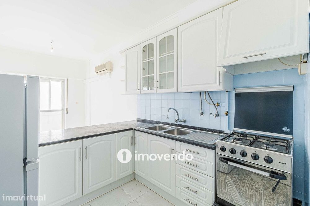Apartamento T2 com áreas amplas, em Odivelas