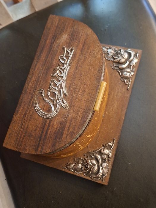 Caixa cigarreira antiga com aplicações em prata