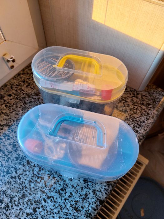 Нитки голки, та застібки.